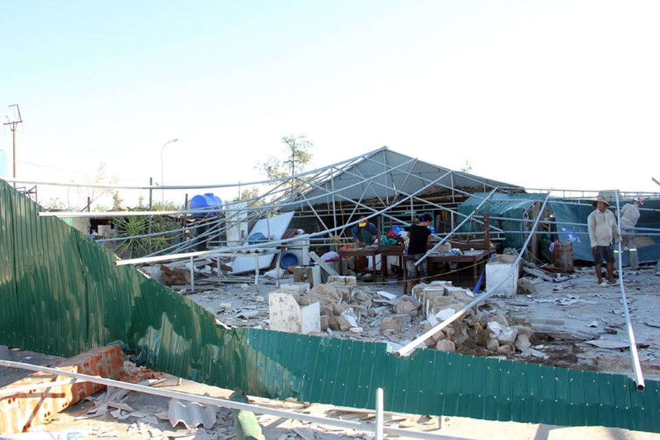 Cả khu nhà hàng của vợ chồng chị Lê bị đổ sập hoàn toàn sau bão số 10.