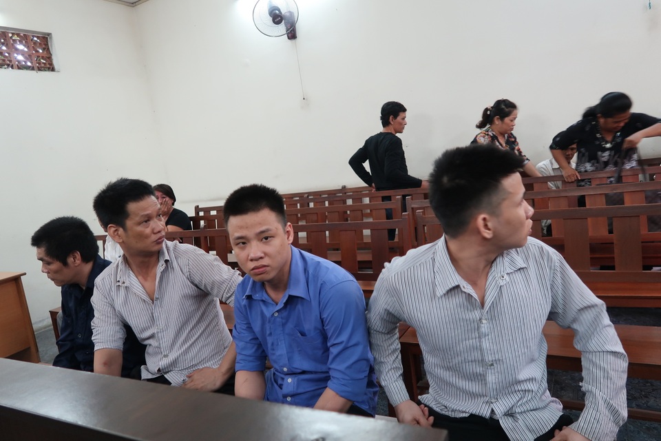 Đột nhập nhà vắng chủ trộm gần 100 lượng vàng đi chơi game bắn cá - 1 Các bị cáo tại phiên tòa.