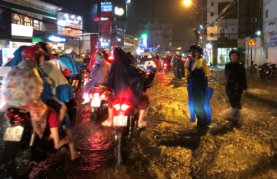 Người Sài Gòn lại khốn đốn với điệp khúc "mưa lớn - ngập nặng - lội bì bõm" - 5 Lực lượng Công an, BVDP, Dân phòng các địa phương được điều động xuống đường để giúp đỡ, hướng dẫn người dân qua khu vực ngập nước.