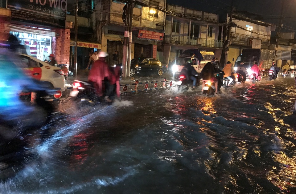 Người Sài Gòn lại khốn đốn với điệp khúc "mưa lớn - ngập nặng - lội bì bõm" - 7 Đến hơn 21h tối nay 29/5, người dân vẫn còn bì bõm lội nước để về nhà.