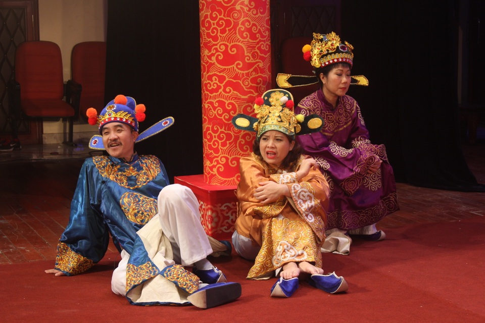 Phút thư giãn của các nghệ sĩ sau khi thực hiện xong một cảnh quay.