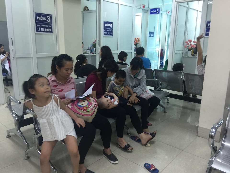Chuyên gia dinh dưỡng chỉ sai lầm khi cho trẻ ăn uống "đồ mát" - 1
Phòng khám của Viện Dinh dưỡng những ngày đầu hè (Ảnh: Trần Phương)