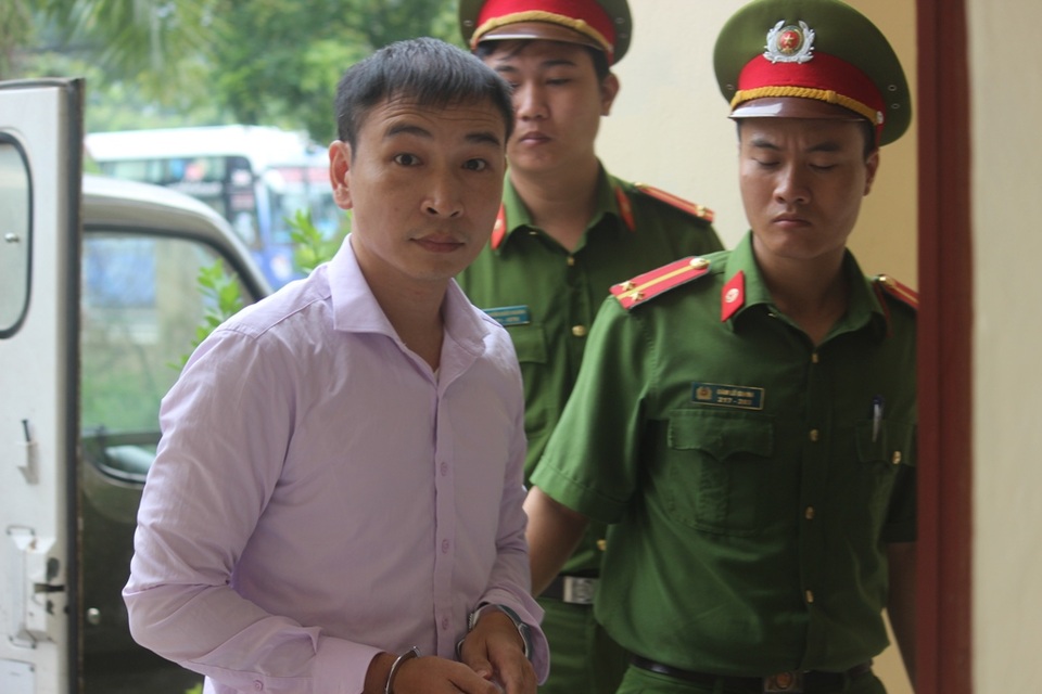 Bí thư xã bôi nhọ Bí thư huyện nhận hối lộ tình dục - 1 Bị cáo Đinh Trọng Tấn được di lý đến phiên xử