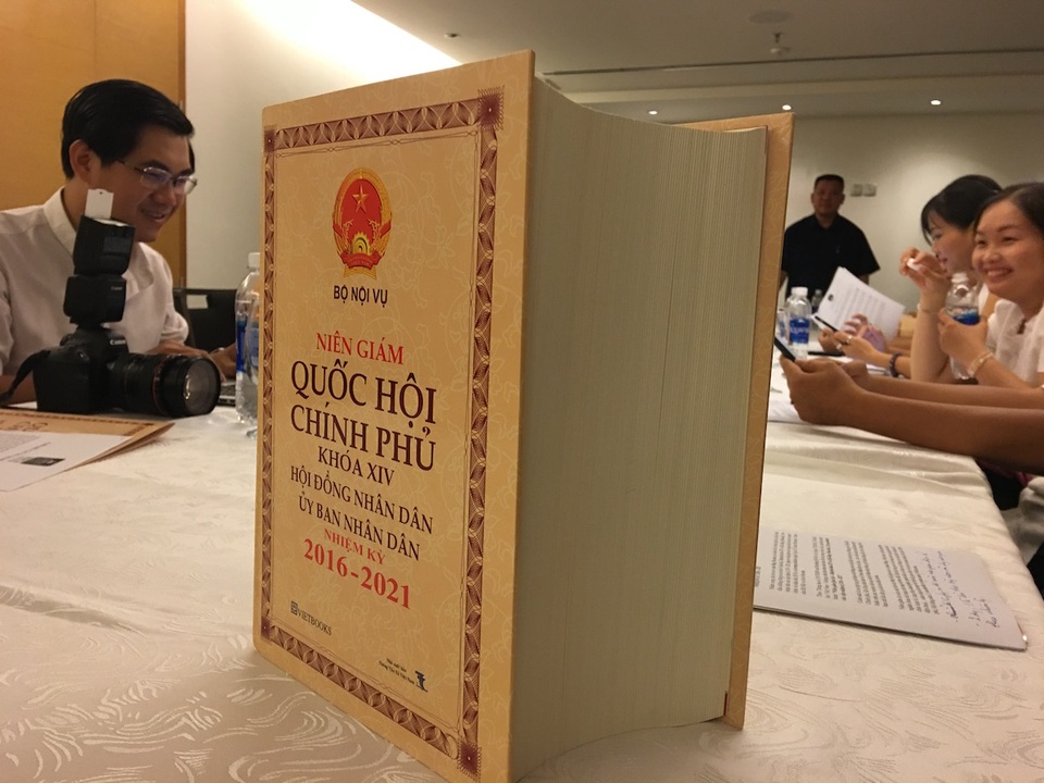 
Cuốn Niên giám dày 1.800 trang có cung cấp số điện thoại cá nhân của nhiều lãnh đạo các cấp.
