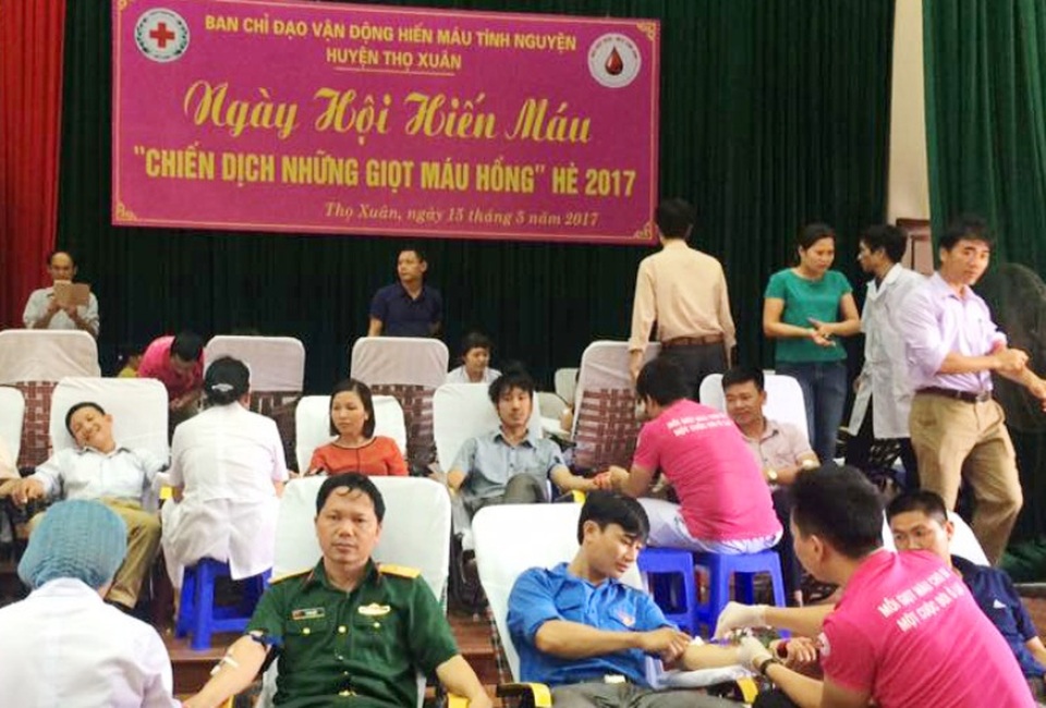 Gần 2.000 người tham gia ngày hội hiến máu tình nguyện - 2 Hàng nghìn người tham gia ngày hội hiến máu