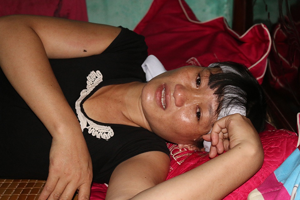 Cha mất vì ung thư, mẹ bệnh liệt giường, 4 chị em sống trong đói khát - 3 Chồng mất, người phụ nữ đau ốm, bất lực, cứ mỗi khi nghĩ đến những đứa con, chị Đào không thể nào cầm được nước mắt.