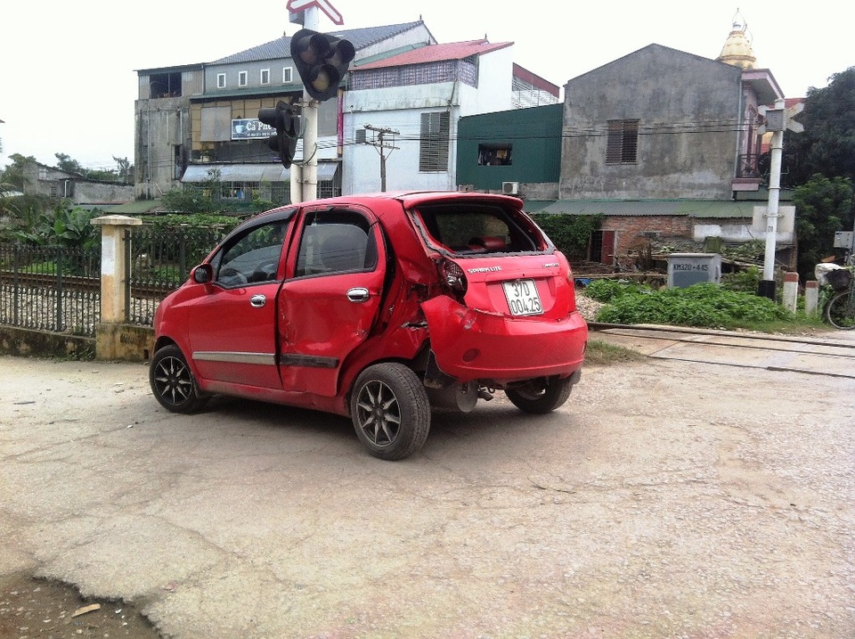 Bị đâm văng khỏi đường sắt, 2 người trên xe con thoát chết trong gang tấc - 1 Chiếc xe bị đâm văng khỏi đường sắt.