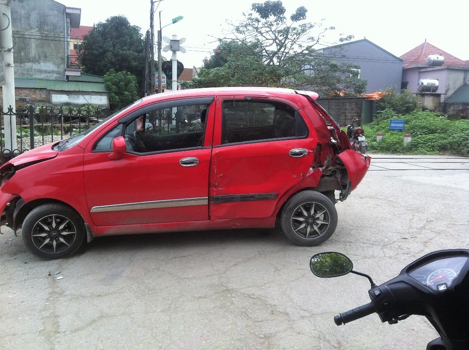 Bị đâm văng khỏi đường sắt, 2 người trên xe con thoát chết trong gang tấc - 2 Bị đâm văng khỏi đường sắt, 2 người trên xe con thoát chết trong gang tấc - 2