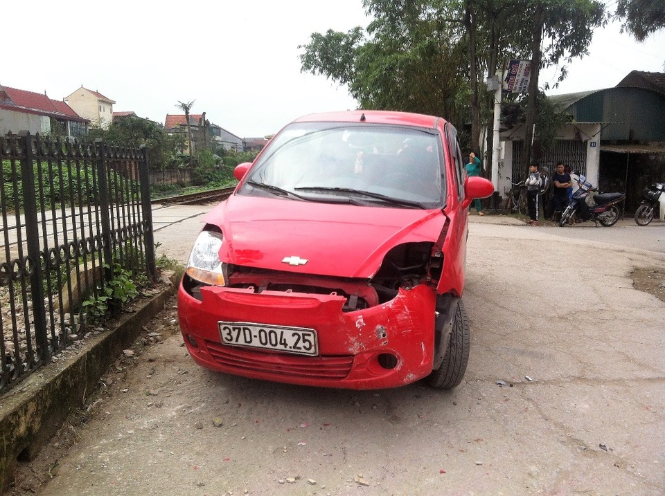 Bị đâm văng khỏi đường sắt, 2 người trên xe con thoát chết trong gang tấc - 3 Chiếc xe hư hỏng cả đầu và đuôi.