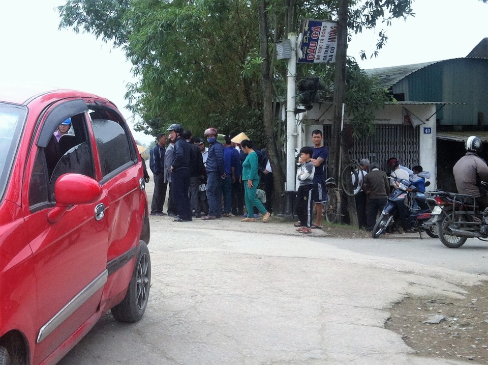 Bị đâm văng khỏi đường sắt, 2 người trên xe con thoát chết trong gang tấc - 4 Người dân gần đó kéo đến xem.