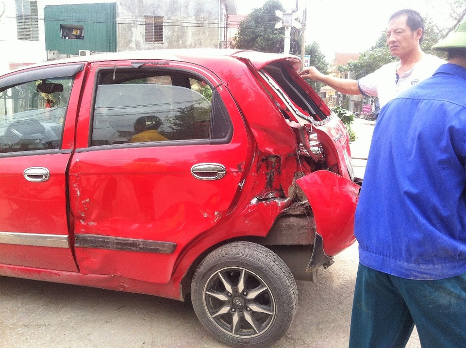 Bị đâm văng khỏi đường sắt, 2 người trên xe con thoát chết trong gang tấc - 5
Toàn bộ bên trái, đầu và đuôi xe bị hư hỏng nặng. May mắn là không ai bị thương trong vụ tai nạn này.