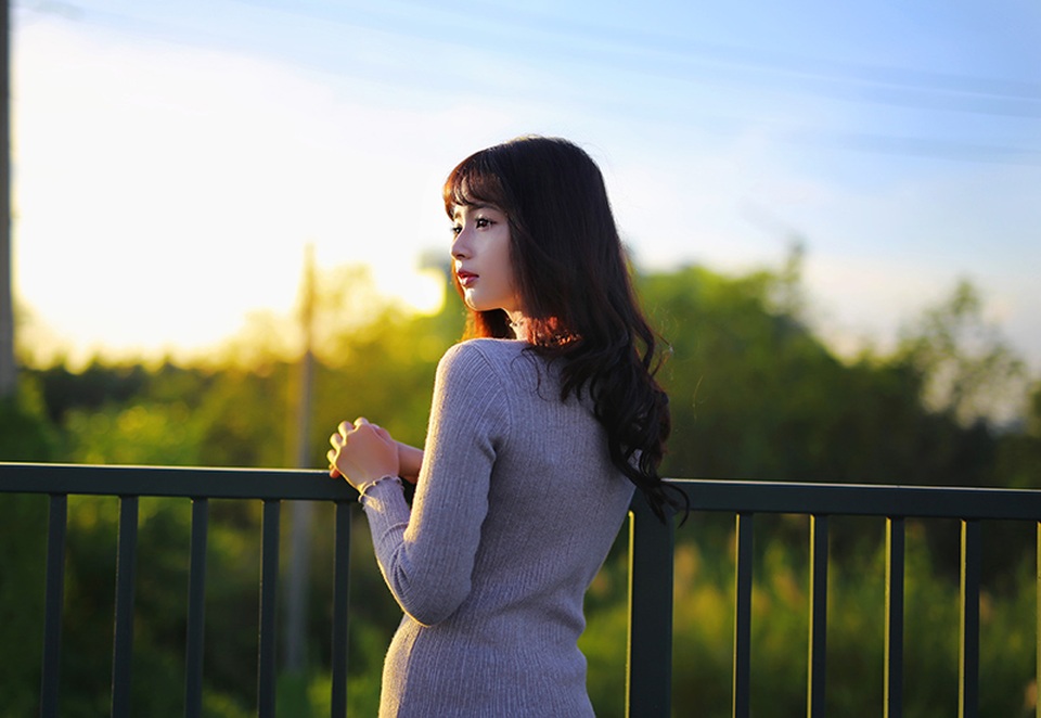 Giới trẻ biết tới cô qua danh xưng hot girl. Nick-name “búp bê ảnh thẻ” cũng bắt nguồn từ trên mạng xã hội, khi ảnh thẻ xinh lung linh của Hương được lan truyền.