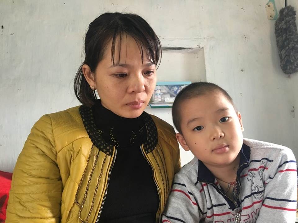 Vợ chồng thầy giáo lao đao vì 2 con mắc bạo bệnh - 3 Mỗi lần con đau, người mẹ lại như ngồi trên đống lửa