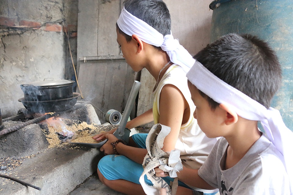 Cha mất vì ung thư, mẹ bệnh liệt giường, 4 chị em sống trong đói khát - 7 Bình thường chị gái đi làm phụ hồ, 3 đứa em thơ thay chị lo việc lặt vặt trong nhà và lo thuốc men cho người mẹ bệnh tật.