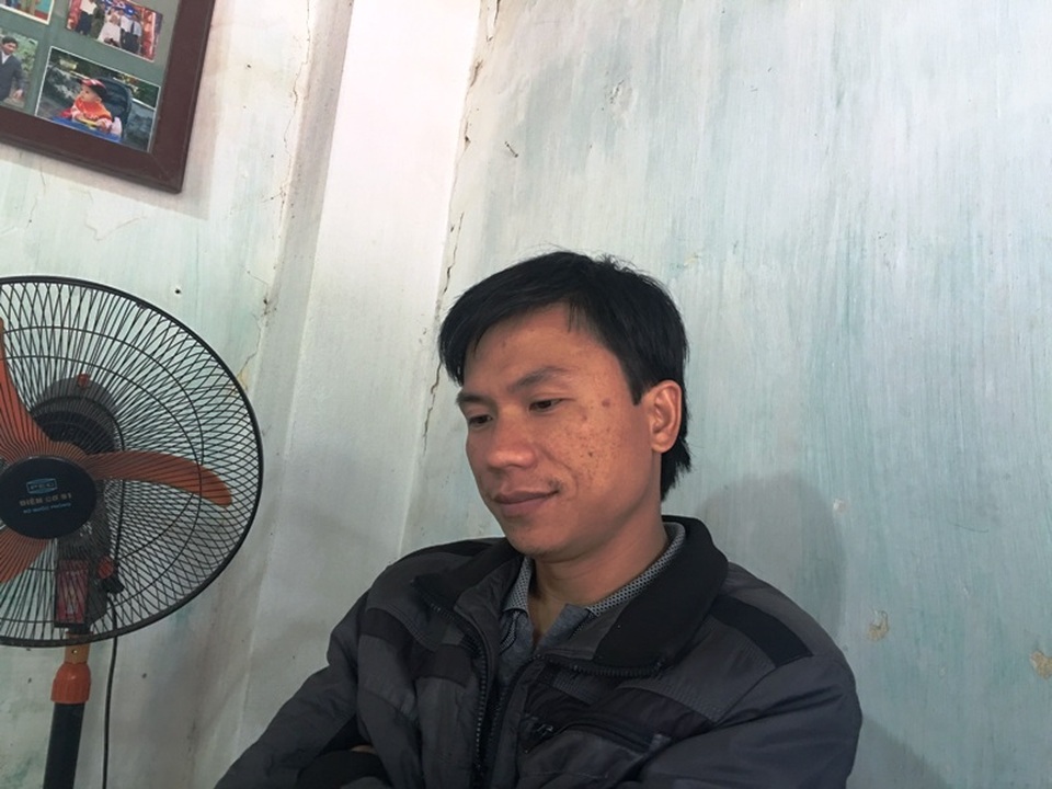 Vợ chồng thầy giáo lao đao vì 2 con mắc bạo bệnh - 4 Anh Tĩnh buồn bã khi kể về gia cảnh của mình