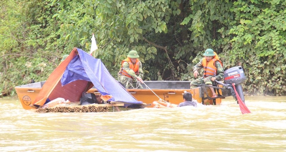 Lực lượng cứu hộ cứu người bị nước lũ cuốn trôi