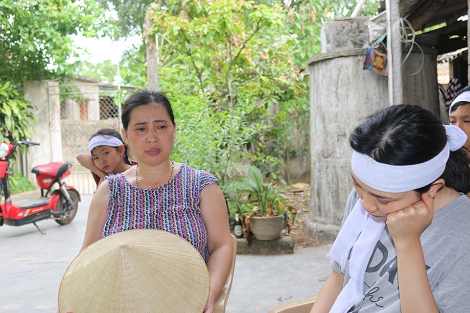 Cha mất vì ung thư, mẹ bệnh liệt giường, 4 chị em sống trong đói khát - 8 Chị Lê Thị Hoài xót xa khi nói về hoàn cảnh của 4 đứa con chị Đào.