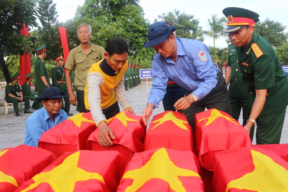 An Giang: Cải táng 168 hài cốt liệt sĩ qua các thời kỳ chiến tranh - 1
Từ sự nỗ lực của nhiều tổ chức, cá nhân... 168 hài cốt liệt sỹ hi sinh qua các thời kỳ đã được cải táng.