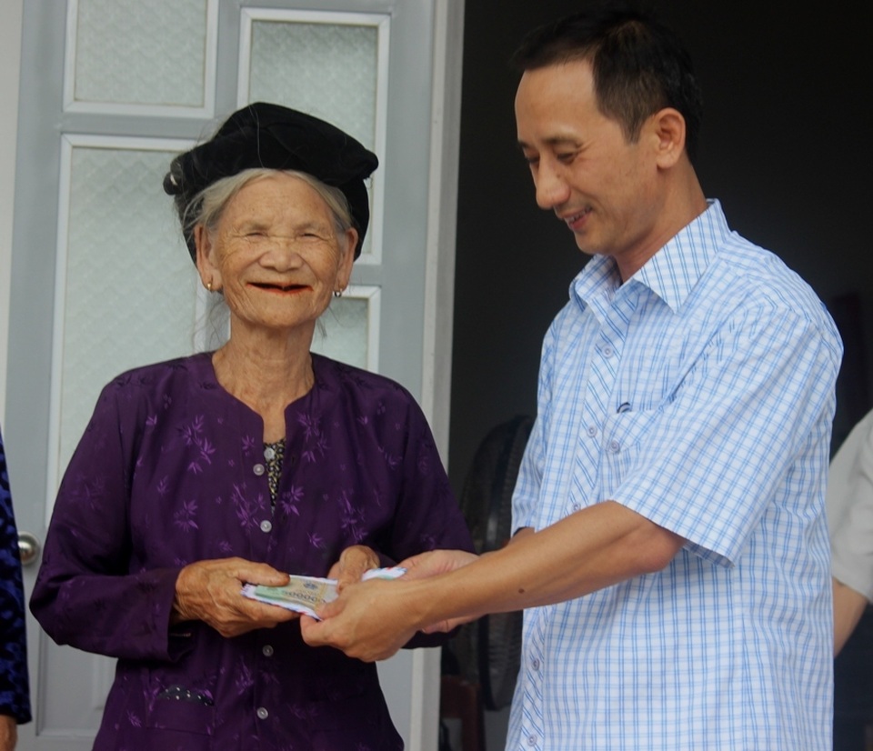 Khánh thành và bàn giao nhà tình nghĩa cho vợ liệt sỹ Lương Khắc Thứ - 5 Ông Trương Thanh Quế , Phó Phòng LĐTB&XH huyện Hoằng Hóa trao 20 triệu đồng tới cụ Miêng