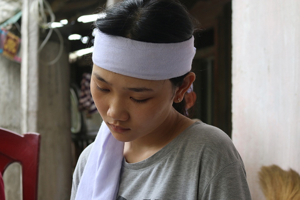 Cha mất vì ung thư, mẹ bệnh liệt giường, 4 chị em sống trong đói khát - 6 Suốt buổi nói chuyện, Hồng không thể nào dám ngẩng mặt lên, em sợ không dấu được nỗi đau quá lớn mà em đang kìm nén trong lòng.