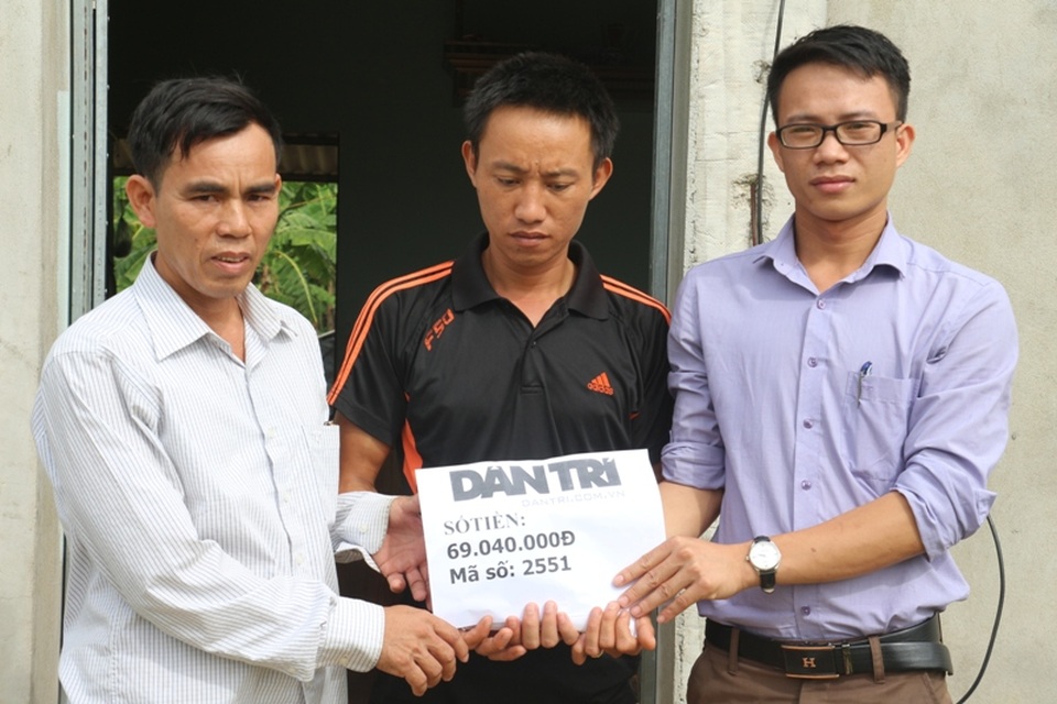 Đại diện chính quyền xã Cẩm Minh, huyện Cẩm Xuyên trao toàn bộ số tiền 69.040.000 đồng tới gia đình bé Hải Dương