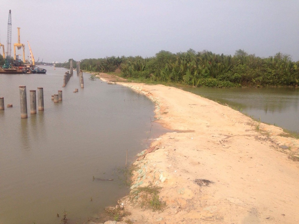Siêu dự án Mũi Đèn Đỏ: "Băn khoăn"... năng lực tài chính - 1 Lâu lắm rồi người dân không thấy các phương tiện vận chuyển vật liệu vào công trình