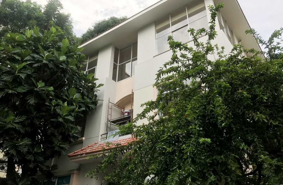 “Đột nhập” xưởng chế ma túy lớn nhất nước - 4 Căn biệt thự nằm cuối đường Mỹ Kim 2, KĐT Phú Mỹ Hưng, quận 7, TPHCM, xung quanh trồng nhiều cây xanh và cổng rào khá kiên cố.