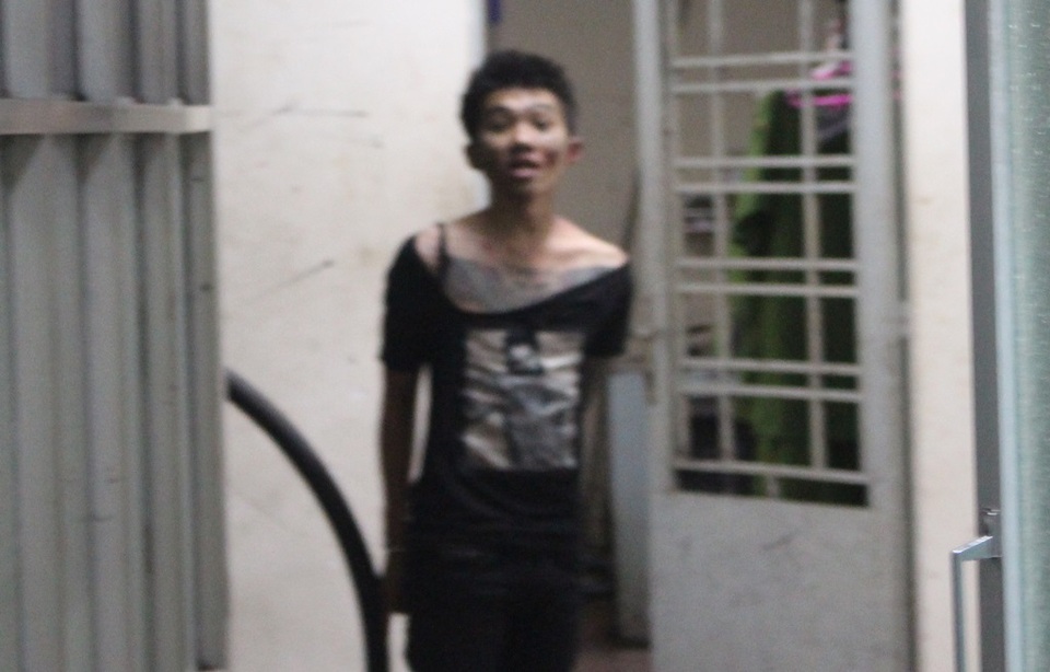 Cảnh sát cho hay, Tùng có biểu hiện ngáo đá khi liên tục la hét, hăm dọa lực lượng chức năng