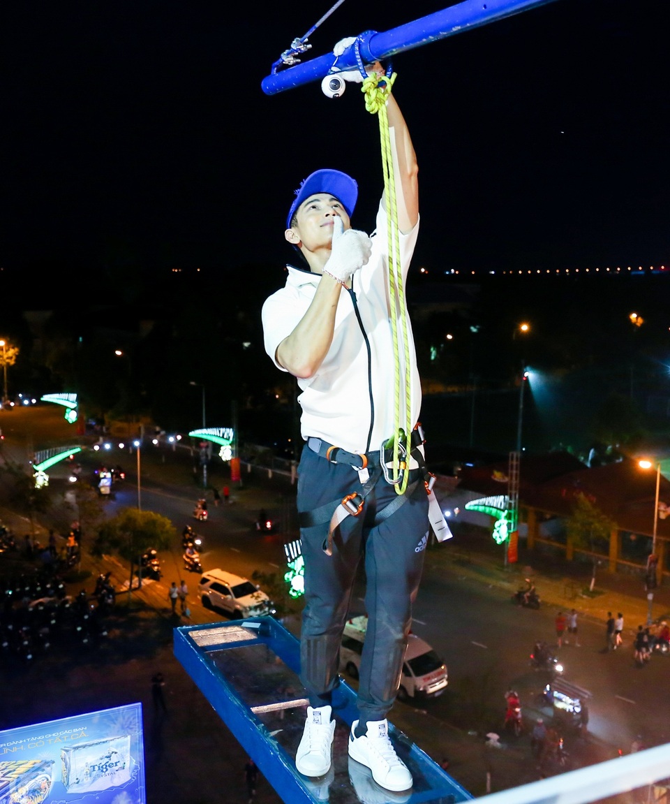 Một trong những thử thách “bản lĩnh” nhất - chiếc cầu kính của Bức tường Tiger (lấy cảm hứng từ chiếc cầu đáy kính Skywalk tại công viên Grand Canyon - Mỹ) đã giúp Issac có được tấm hình selfie cực chất.