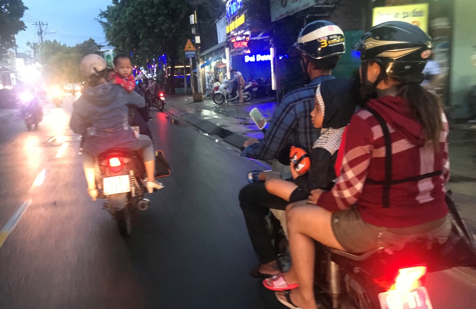 Người Sài Gòn mặc áo ấm, người Hà Nội mướt mải vì nóng 41 độ C - 10 Người lớn, trẻ nhỏ đều mặc áo ấm để ra đường trong thời tiết mưa gió ở TPHCM tối 4/6.