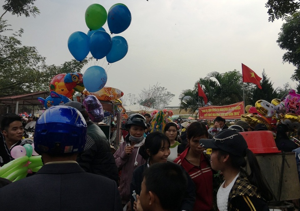 Sáng 30 Tết: Giá rau xanh, củ quả thi nhau "đội giá" gấp đôi - 1 Chợ quê sáng 30 Tết đông nghịt người