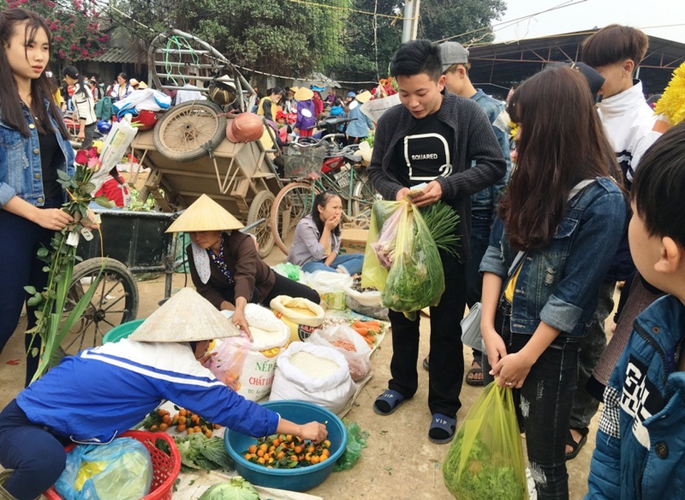 Sáng 30 Tết: Giá rau xanh, củ quả thi nhau "đội giá" gấp đôi - 6
Giá rau tăng, nhưng nhiều người buôn rau cháy cả hàng