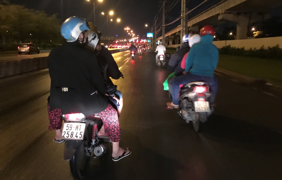 Người Sài Gòn mặc áo ấm, người Hà Nội mướt mải vì nóng 41 độ C - 9 Người Sài Gòn mặc áo ấm, người Hà Nội mướt mải vì nóng 41 độ C - 9