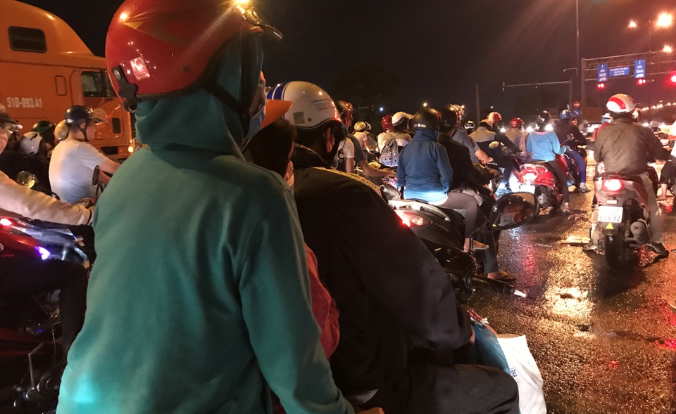 Người Sài Gòn mặc áo ấm, người Hà Nội mướt mải vì nóng 41 độ C - 8 Người Sài Gòn mặc áo ấm, người Hà Nội mướt mải vì nóng 41 độ C - 8