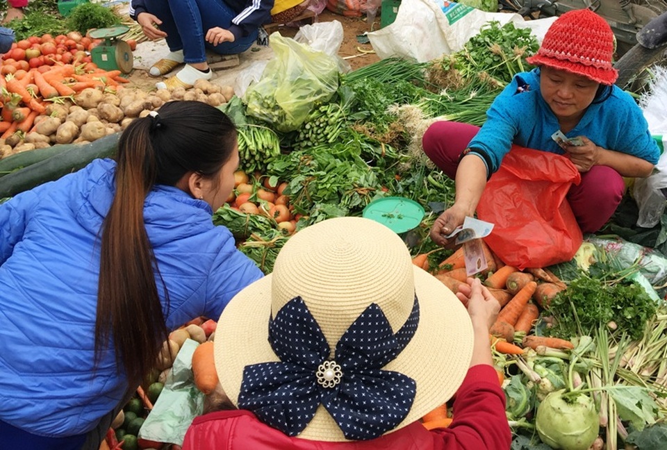 Sáng 30 Tết: Giá rau xanh, củ quả thi nhau "đội giá" gấp đôi - 3 Giá nhiều loại rau tăng lên trong ngày 30 Tết