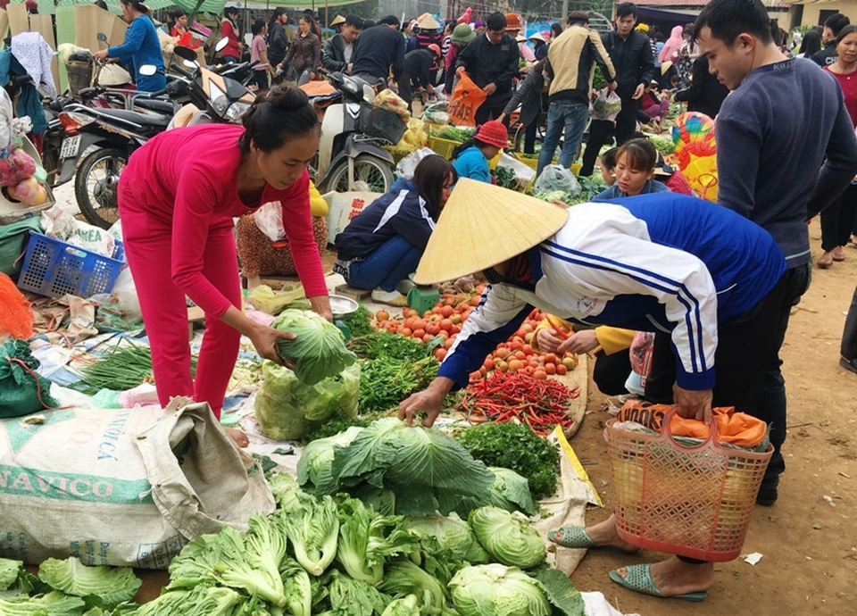 Sáng 30 Tết: Giá rau xanh, củ quả thi nhau "đội giá" gấp đôi - 2 Sáng 30 Tết: Giá rau xanh, củ quả thi nhau "đội giá" gấp đôi - 2