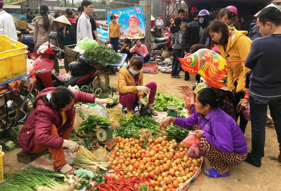 Sáng 30 Tết: Giá rau xanh, củ quả thi nhau "đội giá" gấp đôi - 5 Nhiều người đi chợ quê choáng với giá rau xanh