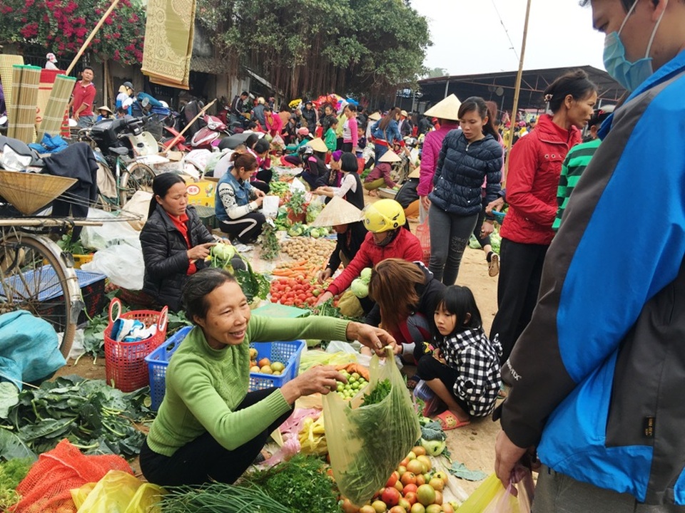 Sáng 30 Tết: Giá rau xanh, củ quả thi nhau "đội giá" gấp đôi - 4 Nhiều loại rau tăng giá gấp đôi