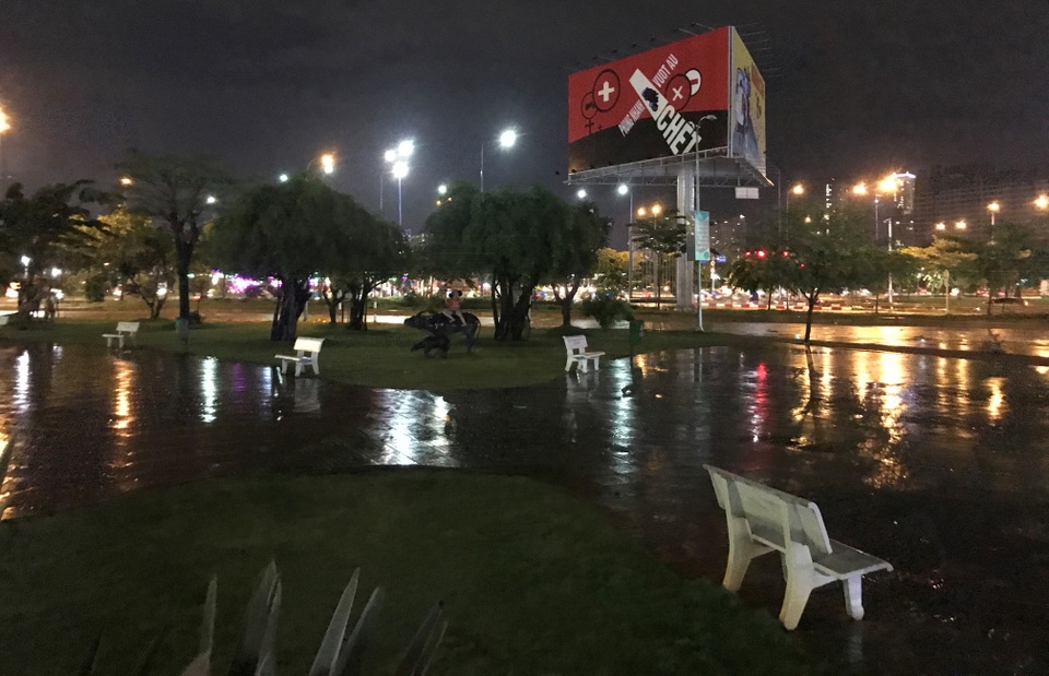 Người Sài Gòn mặc áo ấm, người Hà Nội mướt mải vì nóng 41 độ C - 5 Trời mưa dầm nên nhiều công viên, khu vui chơi giải trí vắng lặng bóng người dù là ngày cuối tuần.