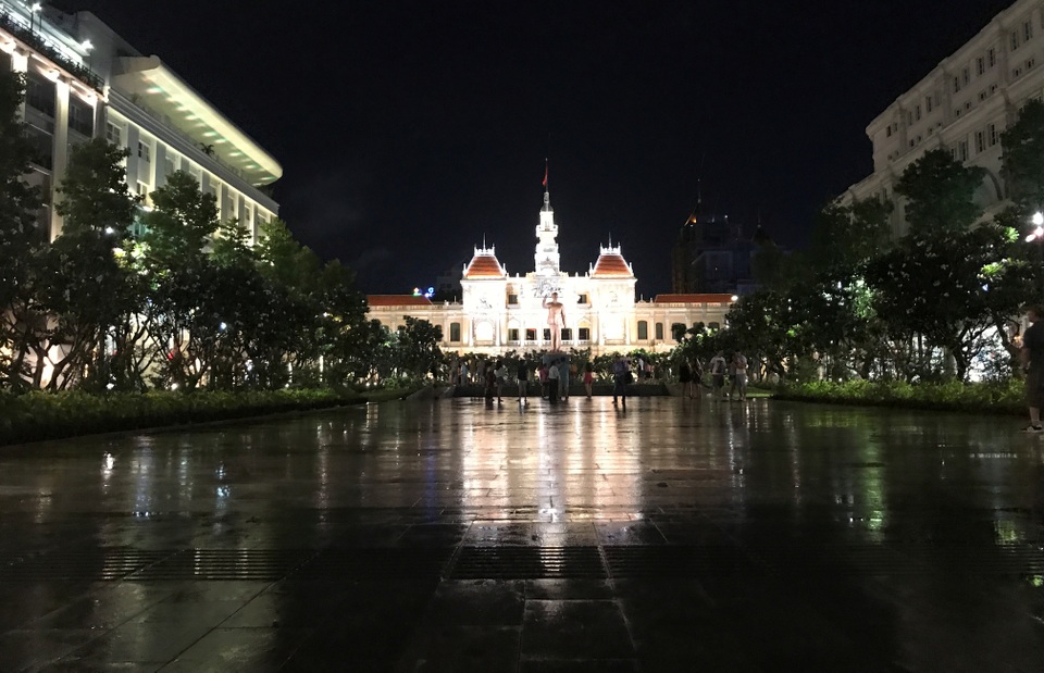 Người Sài Gòn mặc áo ấm, người Hà Nội mướt mải vì nóng 41 độ C - 6 
Khu công viên trước Tượng đài Bác Hồ ở trung tâm TPHCM thưa thớt du khách.