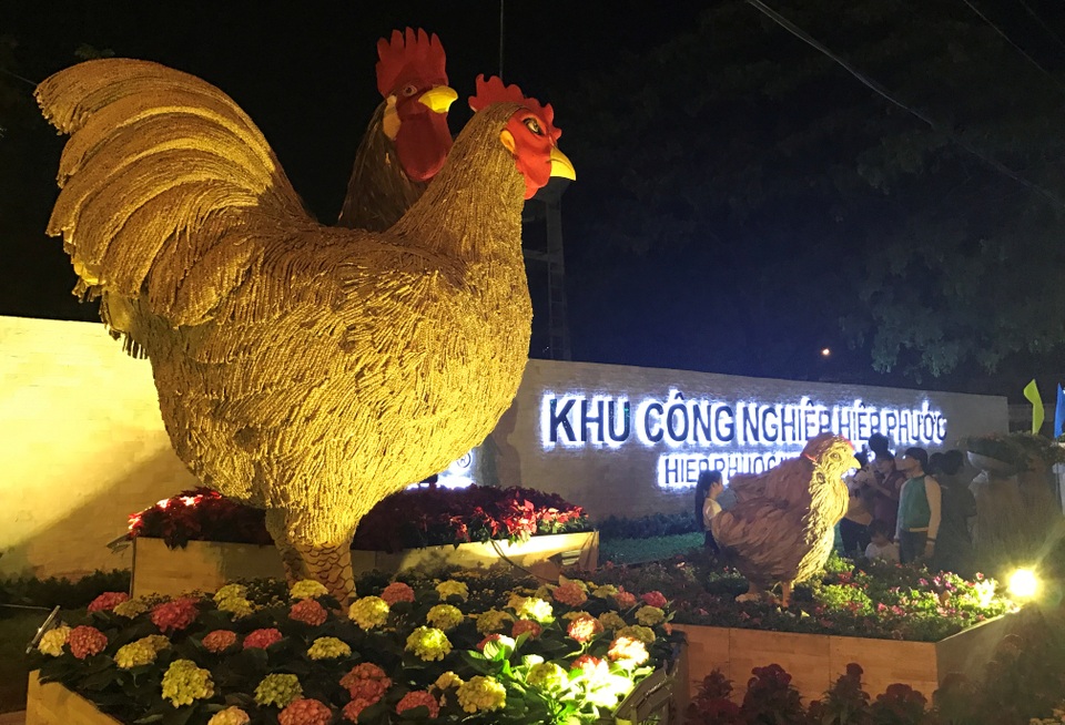“Đường hoa Nguyễn Huệ” trong... khu công nghiệp - 1 Hội Hoa Xuân KCN Hiệp Phước mừng Tết Đinh Dậu 2017, huyện Nhà Bè, TPHCM đã khai mạc từ rằm tháng chạp âm lịch.