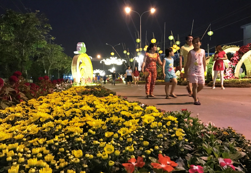 “Đường hoa Nguyễn Huệ” trong... khu công nghiệp - 3 Sắc hoa rực rỡ ngập tràn trên cung đường hoa xuân tại KCN Hiệp Phước, huyện Nhà Bè, TPHCM.