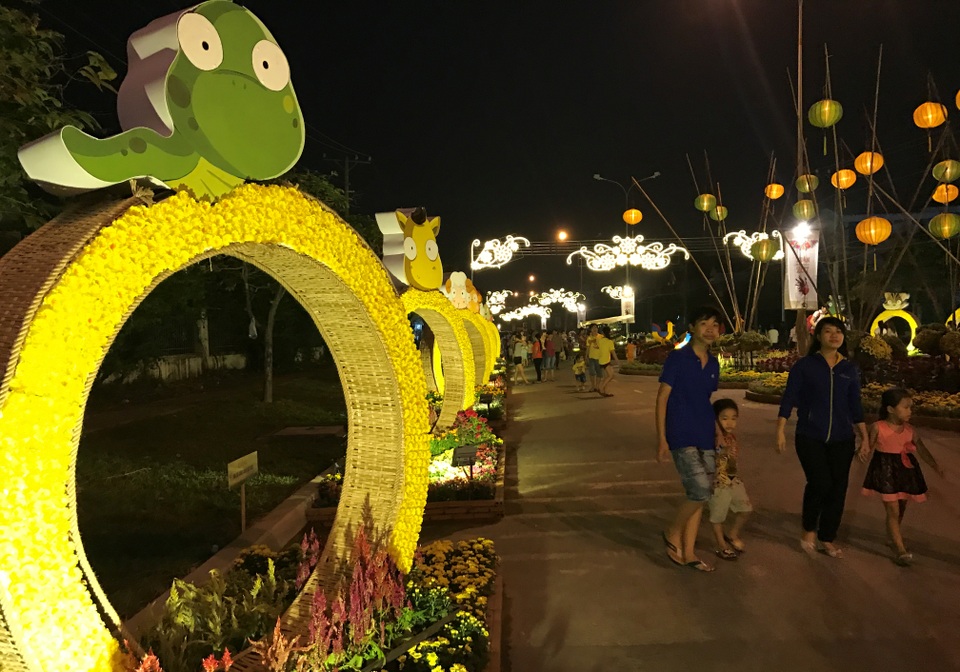“Đường hoa Nguyễn Huệ” trong... khu công nghiệp - 10 “Đường hoa Nguyễn Huệ” trong... khu công nghiệp - 10