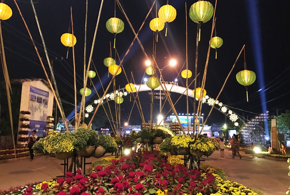 “Đường hoa Nguyễn Huệ” trong... khu công nghiệp - 2 Lần đầu tiên, người lao động ở KCN Hiệp Phước và người dân huyện Nhà Bè được chiêm ngưỡng đường hoa dịp Tết nguyên đán.