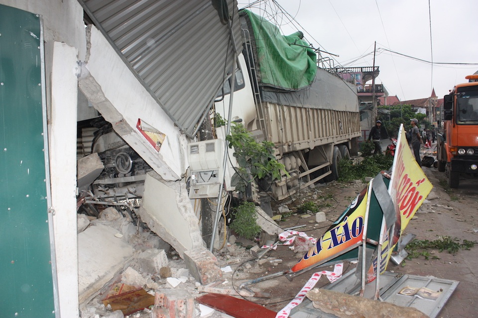 Cán chết 1 người đi bộ, xe tải tiếp tục đâm sập 2 nhà dân - 2
Nhà dân bị tông sập, hư hỏng nặng.