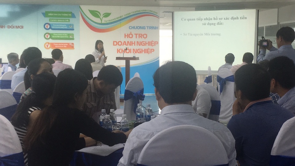Gỡ rối về thuế: Doanh nghiệp không mặn mà? - 1 Rất ít doanh nghiệp tham dự và phát biểu ý kiến cũng như nêu lên những khó khăn, thuận lợi trong thủ tục thuế của doanh nghiệp mình