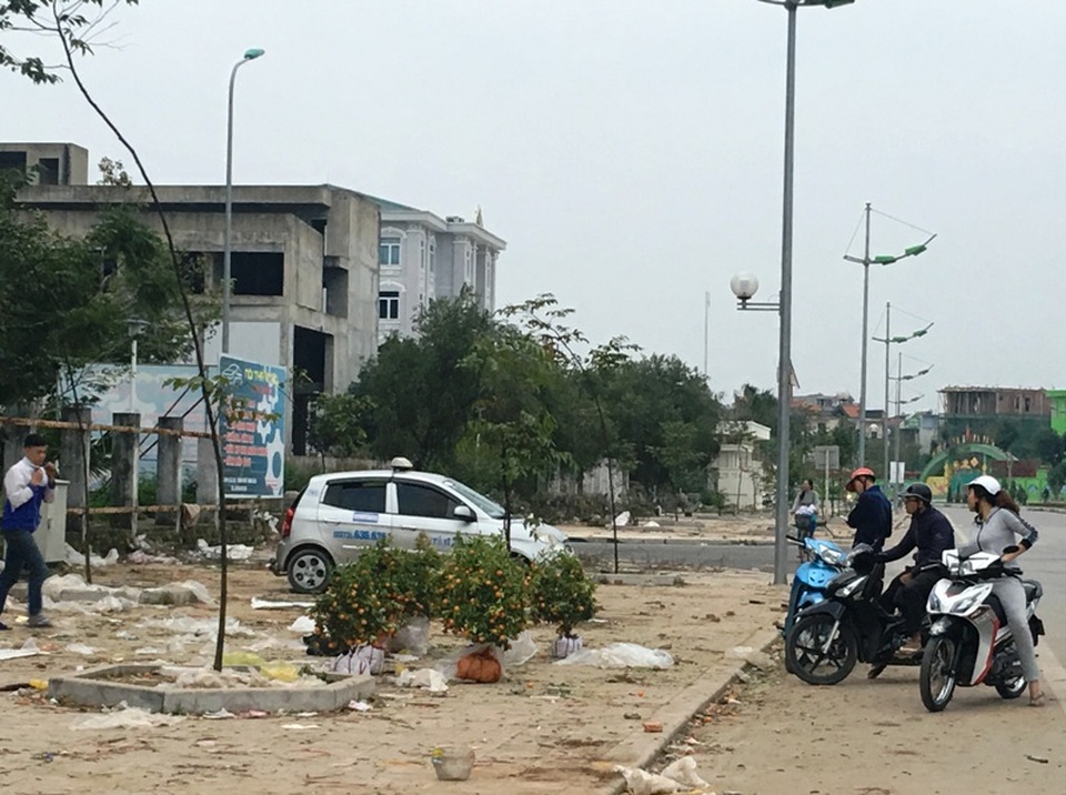 Những người “buôn Tết” muộn - 3 Nhưng đến chiều muộn ngày 30 Tết Nguyên đán Đinh Dậu, chỉ còn lác đác một vài người bán đào, quất nhỏ lẻ