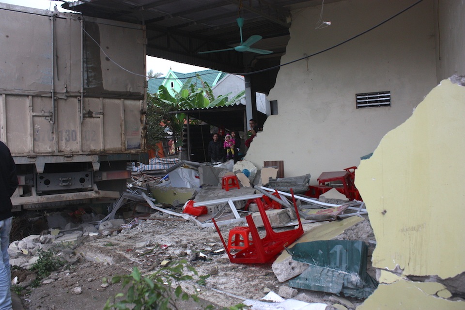 Cán chết 1 người đi bộ, xe tải tiếp tục đâm sập 2 nhà dân - 3
May mắn 4 người trong hai căn nhà đều bình an.