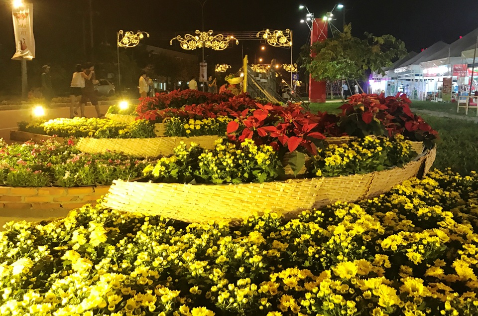 “Đường hoa Nguyễn Huệ” trong... khu công nghiệp - 7
Đường hoa KCN Hiệp Phước được lấy ý tưởng từ đường hoa Nguyễn Huệ, TPHCM.
