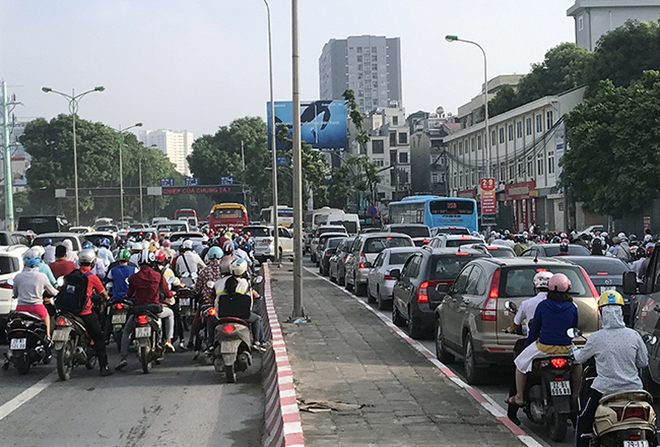 Đường phố Hà Nội ùn tắc nghiêm trọng trong ngày khai trường - 11 Phương tiện giao thông bít kín đường Phạm Văn Đồng, hướng ra cầu Thăng Long